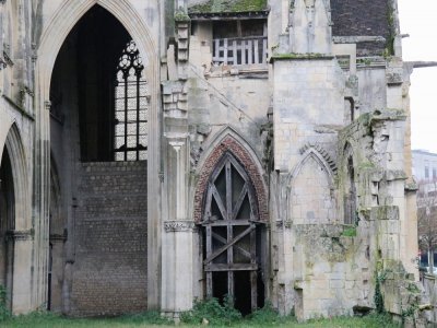 Une aile de l'église est tombée à cause des bombardements de la guerre.