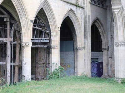 Des échafaudages, des parpaings tagués… L'intérieur de l'église Saint-Etienne-le-Vieux à Caen n'est pas joli à voir, mais il le sera bientôt !