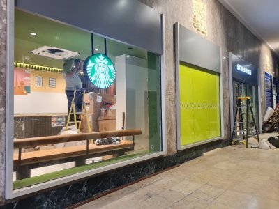 Les ouvriers terminent les travaux dans le futur Starbucks de Rouen avant l'ouverture prévue mercredi 20 décembre.