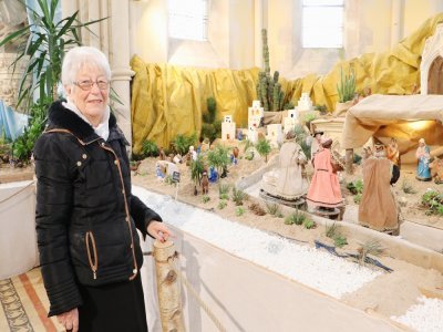 Animaux, palmiers, maisonnettes en bois… Le nombre de santons nécessaires pour cette crèche est incalculable. Pour symboliser la naissance de l'enfant Jésus, ce dernier n'est placé qu'à minuit le 24 décembre.