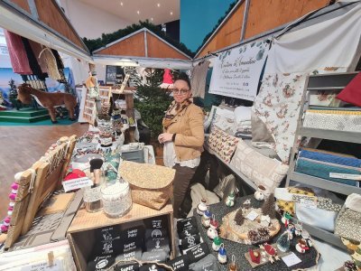 Amandine Pietras, couturière, a prolongé sa présence sur le marché de Noël.