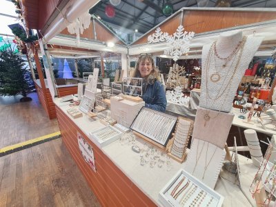 Virginie Fitte, créatrice de bijoux, participe au marché de Noël de Cherbourg.