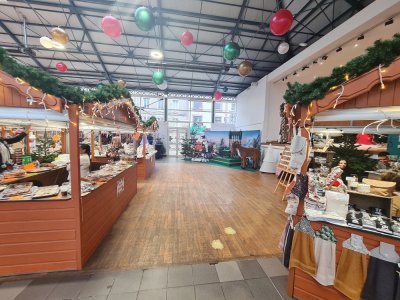 L'intérieur du marché de Noël.