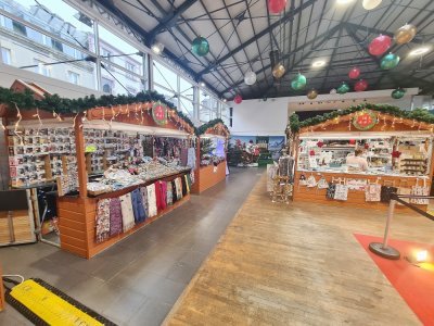 L'intérieur du marché de Noël;.