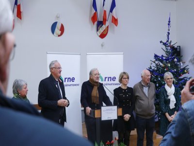 Serge Cailly, maire de Saint-Martin-du-Vieux-Bellême, entouré du président du Conseil départemental, Christophe de Balorre, et de la députée Véronique Louwagie.