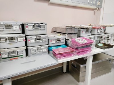 Dans ces boîtes, des prothèses attendent une dernière stérilisation, avant d'être posées à des patients.