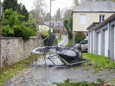 A cause de la tempête Ciaran, des objets ont décollé un peu partout dans la Manche, comme ce trampoline.