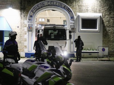 Le transfert des détenus de la maison d'arrêt de Caen vers le centre pénitentiaire d'Ifs s'est fait en pleine nuit, dans la plus grande discrétion, du 2 au 3 décembre 2023.