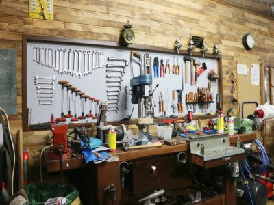 Des outils en profusion
Avec son métier, le réparateur de flipper a besoin de nombreux outils. Organisé, il a créé un espace au fond de son atelier où tous ses outils sont soigneusement rangés ou accrochés. Il sait donc où chercher lorsqu'il en a besoin. 