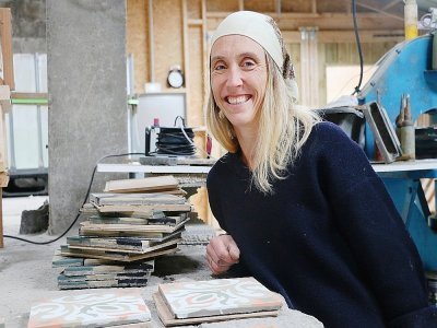 Marie-Laure Lepage fabrique depuis un an des carreaux de ciment traditionnels pour ses clients normands.