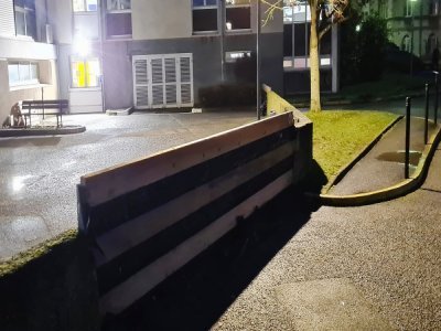 Des barrières hermétiques ont été installées à l'hôpital d'Alençon pour parer à une inondation.