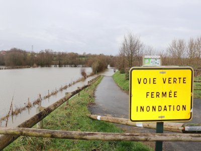 La voie verte est sous les eaux au niveau de Candol.