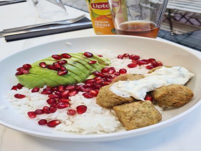 Le poke végé avec falafels, avocat et grenade.