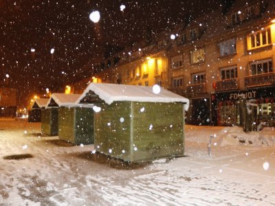 Le marché de Noël de Saint-Lô, en cours de démontage, a un vrai toit enneigé maintenant.