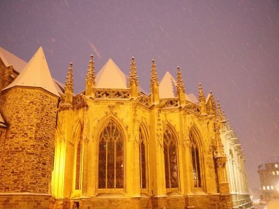 L'église Notre Dame de Saint-Lô a ses toits bien blancs.