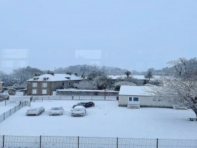 Dans cette école de Torigny, tous les élèves n'étaient pas encore arrivés à 9h30, à cause de la neige. les bonshommes de neige devront attendre la récréation.