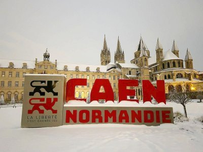La mairie de Caen sous un lit de neige.