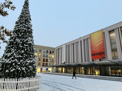 Le théâtre de Caen sous la neige.