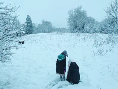 En Suisse normande, la neige fait le bonheur des enfants.