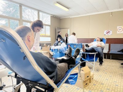 La collecte de sang s'est tenue dans une salle de classe de l'ensemble scolaire Saint-François-de-Sales, à Alençon.