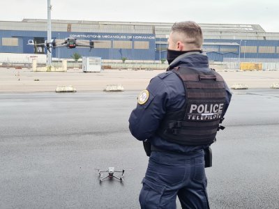 Deux drones sont à la disposition des policiers. Ces derniers deviennent des "télépilotes".