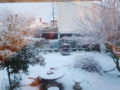 La neige a recouvert les jardins, comme ici au Petit-Quevilly.