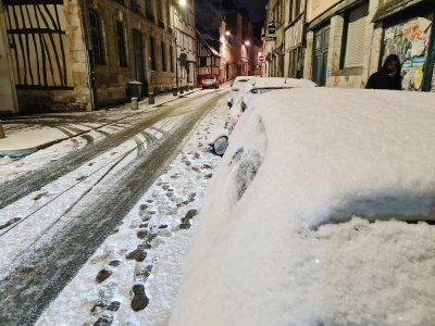 Sur les routes en plein centre-ville, les automobilistes ont retrouvé leur voiture couverte de neige.