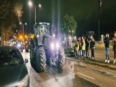 Une centaine d'agriculteurs et environ 70 tracteurs se sont invités devant la Direction départementale des territoires et de la mer (DDTM).