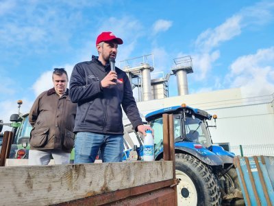 Jean-Baptiste Goutte, président des Jeunes Agriculteurs de l'Orne, et Sylvain Delye, président de la FDSEA de l'Orne, ont pris la parole devant les agriculteurs normands.
