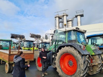 Une douzaine de tracteurs bloquent l'entrée du site de Lactalis à Domfront.
