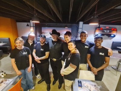 Une photo avec l'équipe du restaurant Oncle Scott's à Querqueville.
