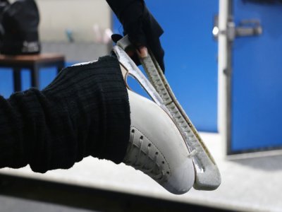 Les patineuses utilisent des protège-lames pour marcher sur le sol sans tomber et ne pas se couper lorsqu'elles enfilent ou retirent leurs patins. Elles affûtent aussi la lame une à deux fois par mois selon leur état.