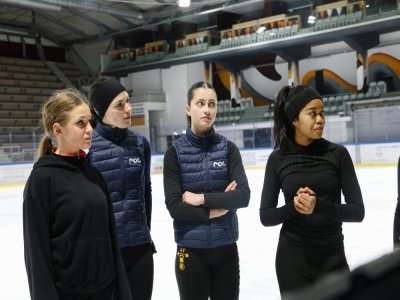 Lors de l'entraînement, les patineuses rouennaises écoutent attentivement les conseils de leur coach Clara Levieux. Après plusieurs passages avec et sans musique, elles débriefent avec elles sur les axes d'amélioration.