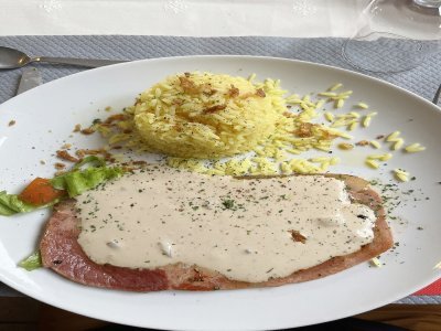 Jambon braisé avec riz et sauce au poivre