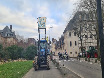 Mardi 30 janvier à Rouen, certains agriculteurs avaient installé des pancartes sur leurs tracteurs comme celle-ci : "Fier d'être paysan".