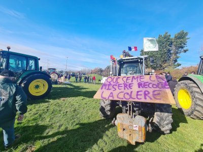 "Qui sème la misère, récolte la colère", pouvait-on lire sur une pancarte installée sur un tracteur mercredi 31 janvier à La Glacerie.