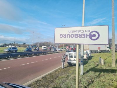 Le panneau d'entrée de Cherbourg-en-Cotentin retourné.