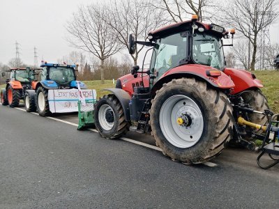 Au moins 25 agriculteurs sont mobilisés sur le barrage de l'A150 avant un déplacement devant la préfecture en fin de journée.