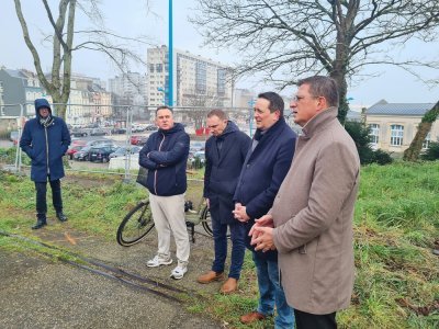 Arnaud Catherine, adjoint aux mobilités, Bertrand Lefranc, à l'environnement, Patrice Matrin, aux travaux, et Benoît Arrivé, maire de Cherbourg-en-Cotentin.