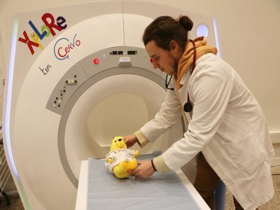 L'une des nouveautés cette année à l'hôpital des nounours : les enfants ont pu tester une machine IRM grandeur nature. Le doudou fait office de cobaye avant que l'enfant ne s'installe sur le plateau.