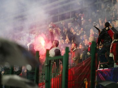 Les supporters rouennais ont mis le feu au stade Diochon. - Romain Flohic