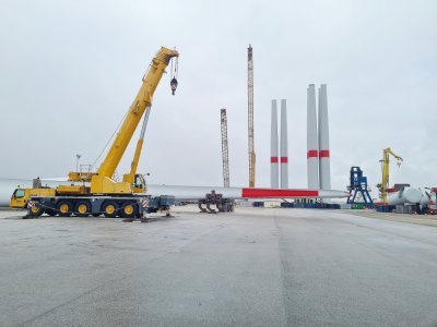 Le pré-assemblage des éoliennes pour le parc de Fécamp débute au port de Cherbourg.