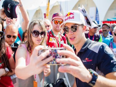 Pierre Gasly fait ses premiers pas en Formule 1 dès septembre 2017 dans l'écurie Toro Rosso, en remplacement de Daniil Kvyat. La filière de pilotes Red Bull va rapidement le confirmer à ce poste. - Red Bull Content Pool