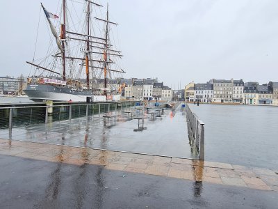 La passerelle Michel-Legrand à Cherbourg ce mardi 13 février, en fin de matinée, avec le trois-mâts Le Français.