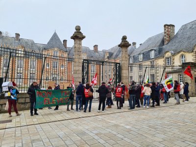 Une banderole "Non au tri des élèves" a été déroulée mardi 13 février devant la préfecture de l'Orne à Alençon.