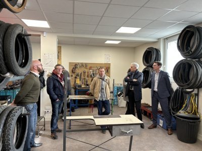 La Maison du Vélo dans son nouveau local a ouvert ses portes au président de la communauté urbaine de Caen la mer Joël Bruneau.