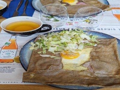 Une bonne galette à l'andouille de Guéméné.