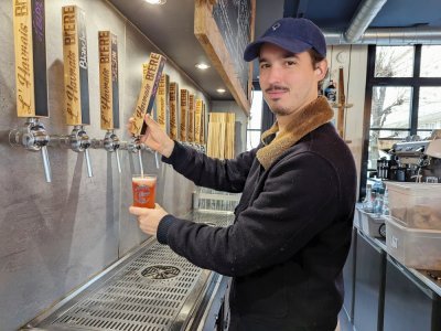 David Gaudin, co-fondateur de L'Havrais Bière, s'appuie sur son bar pour écouler une grande partie de sa production.