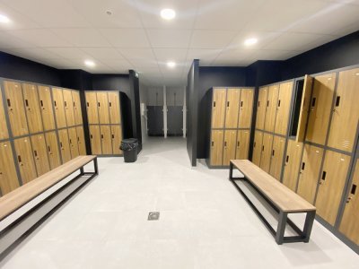 Deux vestiaires (un pour les hommes et un pour les femmes) de 14 douches sont disponibles.