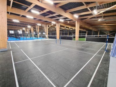 Deux terrains de badminton. 